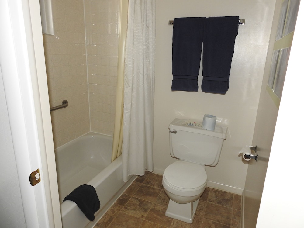 Basic Room, 2 Full size Beds, Refrigerator, Upstairs Front photo 3