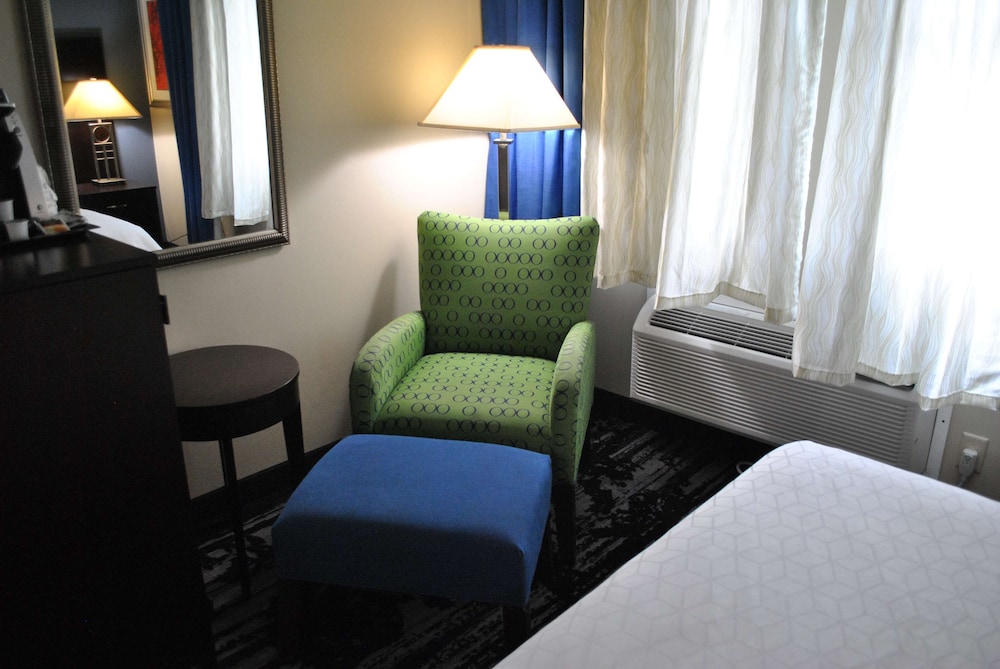 Standard Room, 1 King Bed, Non Smoking, Refrigerator & Microwave - Photo 2