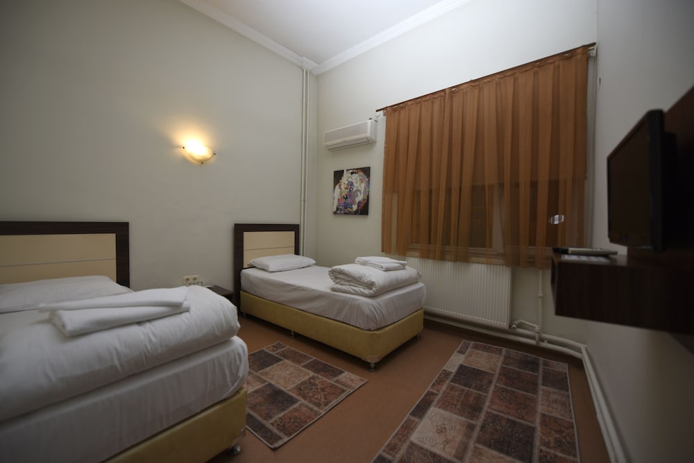 Basic Triple Room photo 3