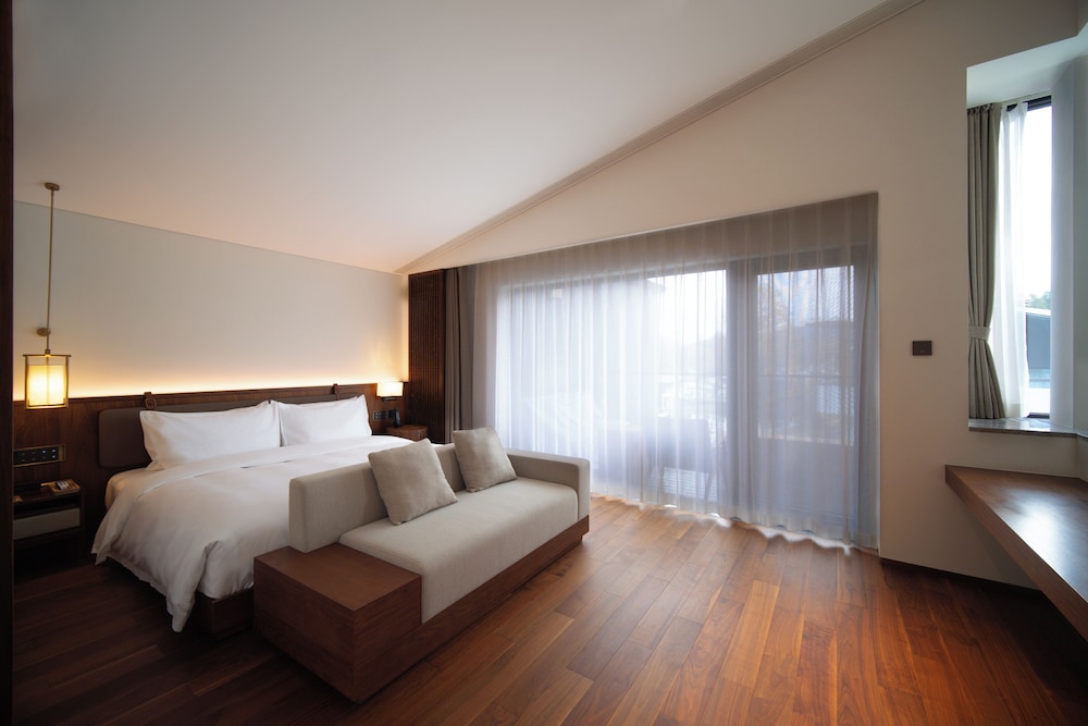 Suite, Hill View