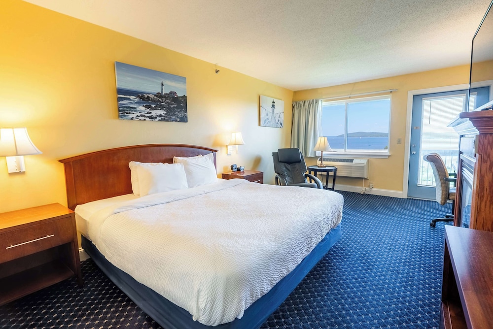 Deluxe Room, 1 King Bed, Fireplace, Bay View - Photo 5