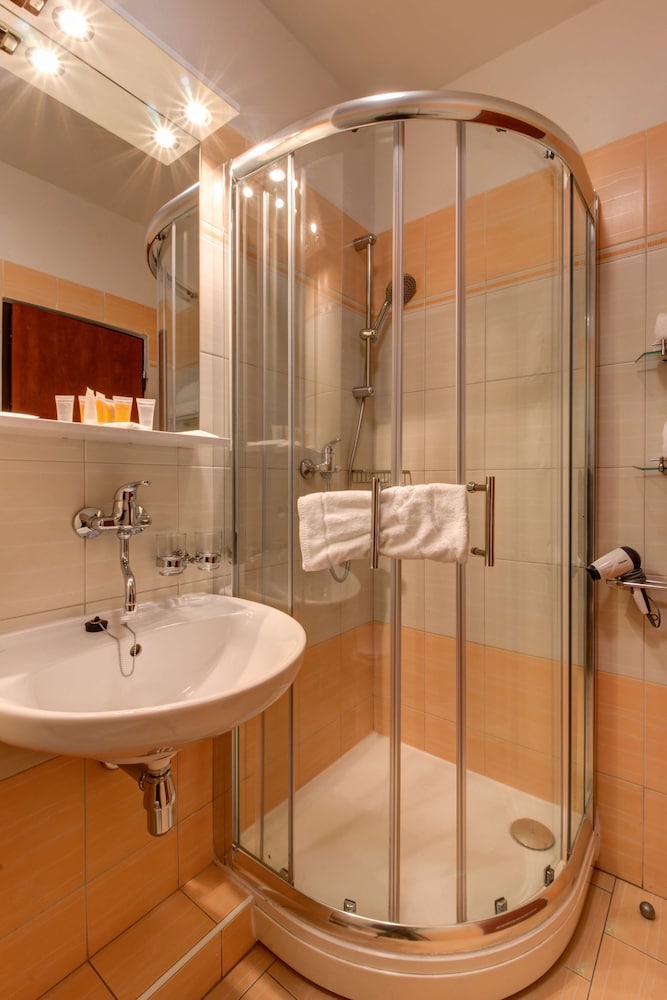 Executive Room, 1 King Bed - Photo 16