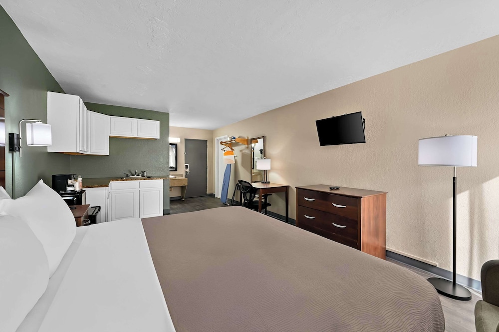 Executive Suite, 1 King Bed with Sofa bed, Non Smoking (Upgrade) - Photo 2