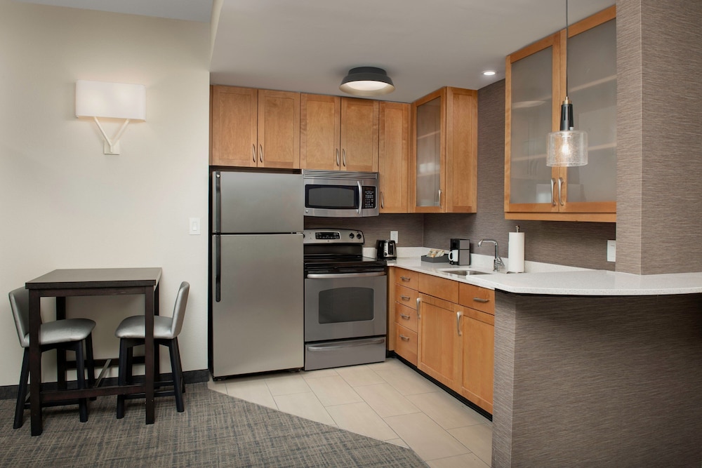 Studio Suite, 2 Bedrooms (Mobility/Hearing Access, Roll-In Shwr)