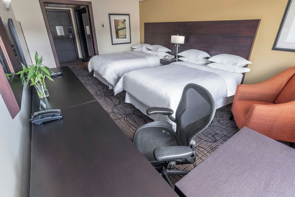 Room, 2 Double Beds, Mobility Accessible (Roll-In Shower) photo 3