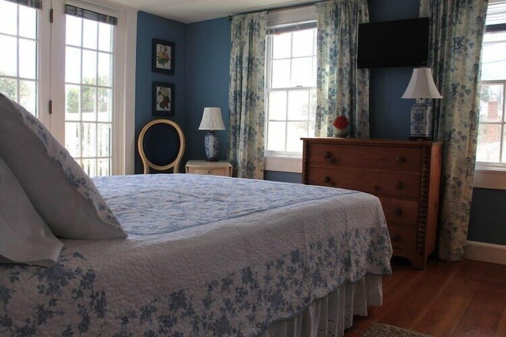 Queen Private Deck and Ocean View: 202 photo 3