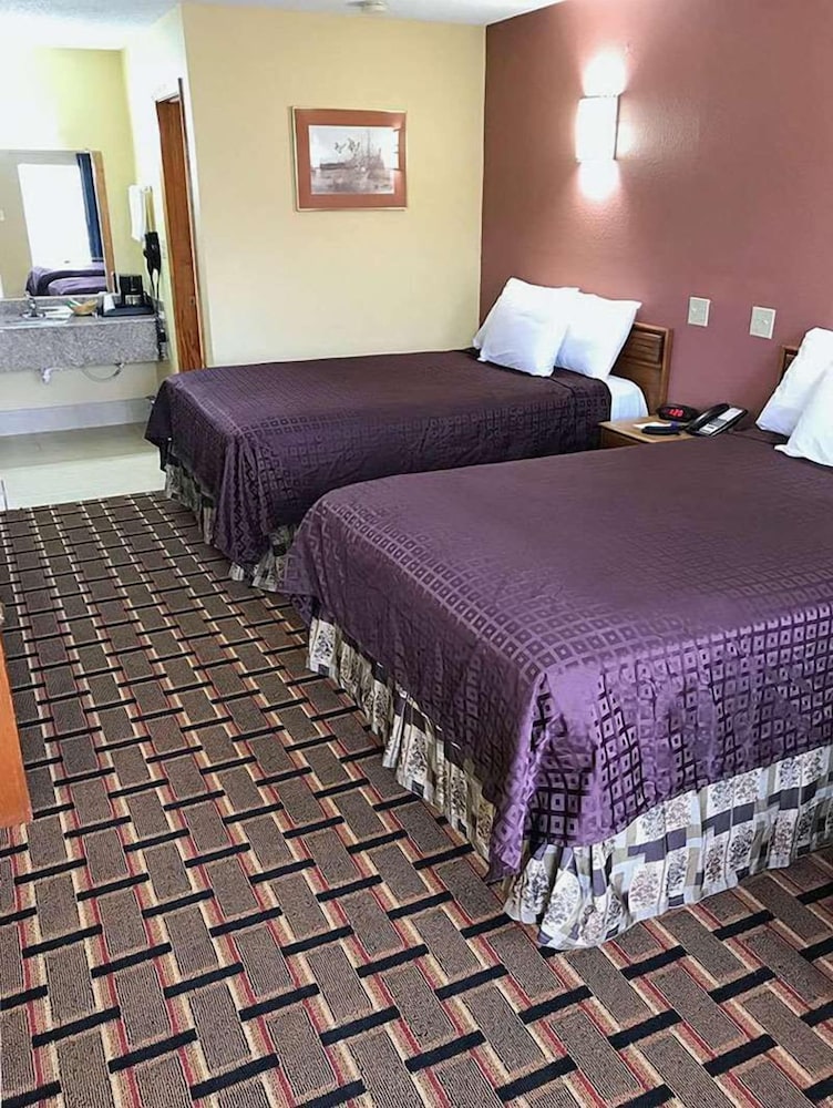 Room, 2 Double Beds, Smoking - Photo 4