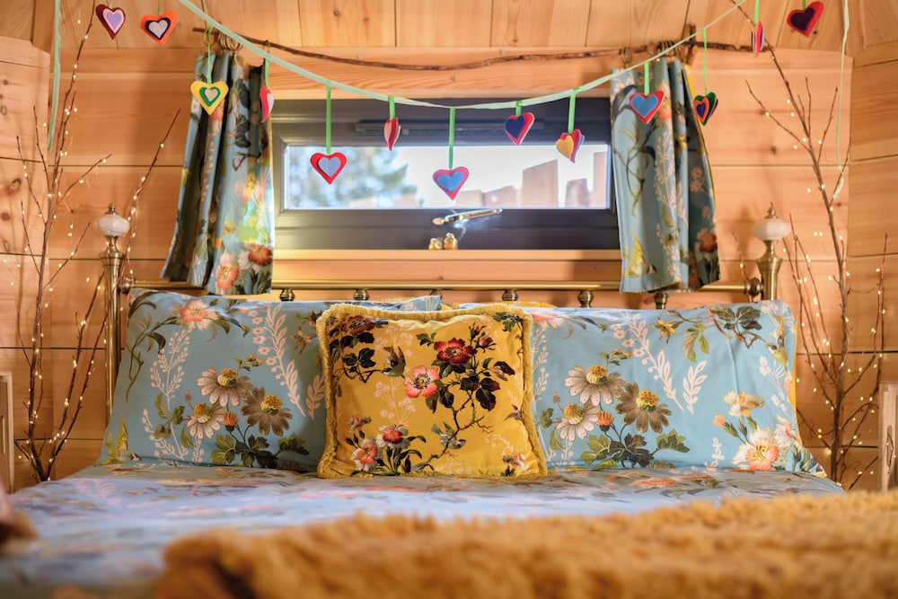 Luxury Cabin, 1 Bedroom (The Wee Love Nest (no pets)) photo 2
