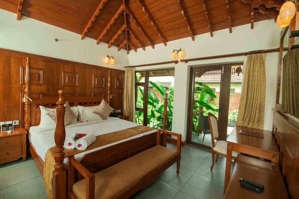 Superior Room, 1 King Bed, Garden View, Garden Area
