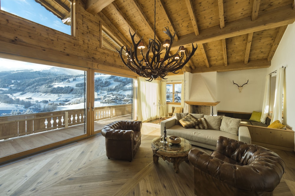 Deluxe Chalet, 5 Bedrooms, Pool Access, Mountain View photo 1