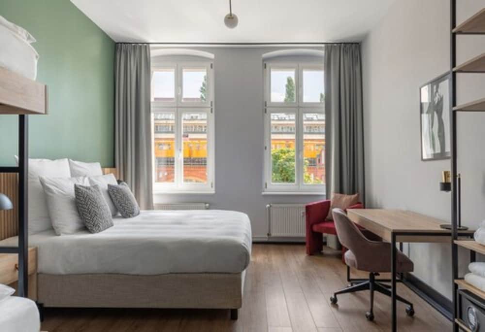 Large 1 Bedroom Apartment with Sofa Bed photo 1