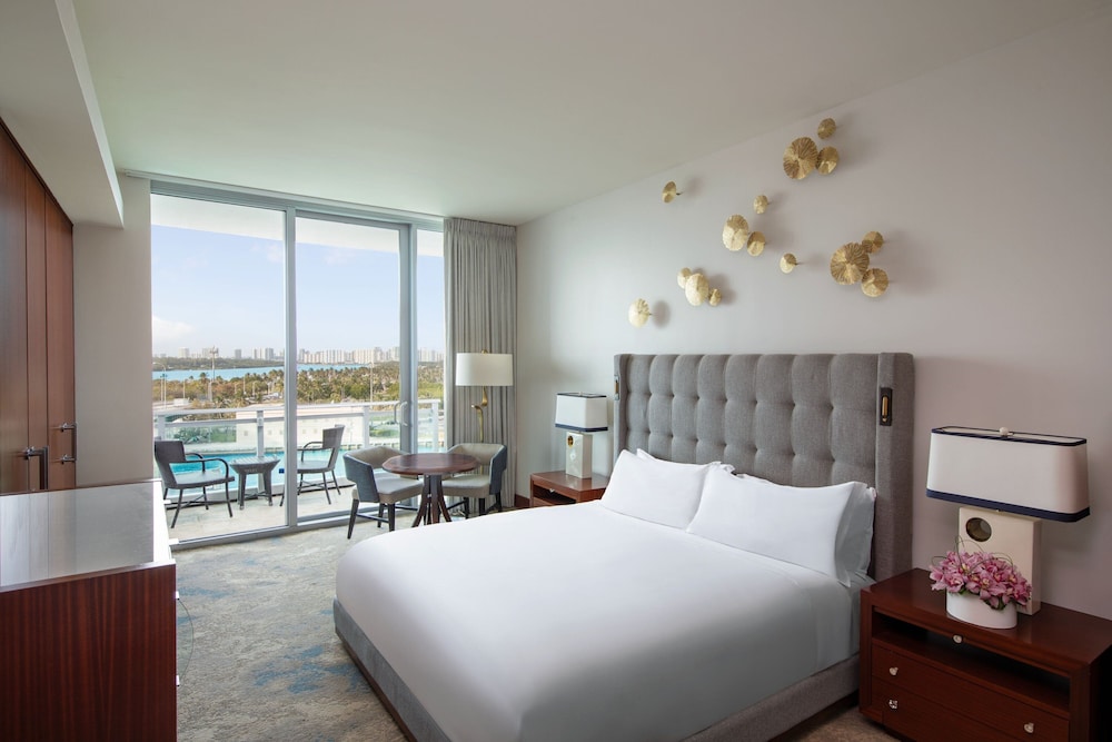 Room, 1 King Bed, Balcony (Mobility/Hearing Access, Roll-In Shwr)