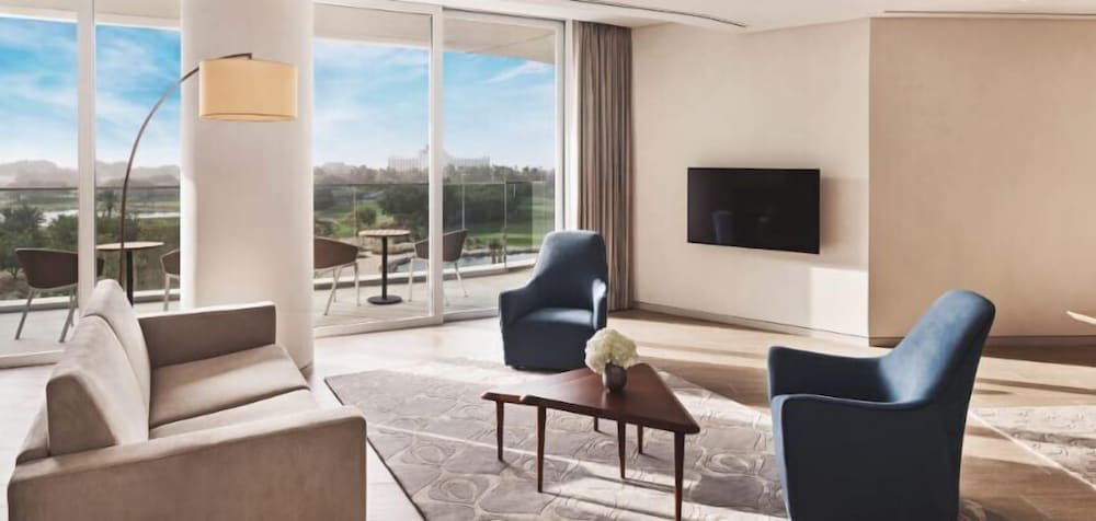 Golf Course View One Bedroom Suite with Access to Lounge, 3 Pools & Mall Shuttle thumbnail 6