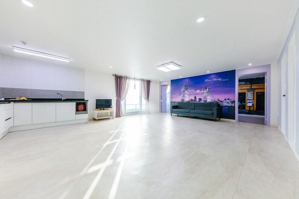 Room (B201)