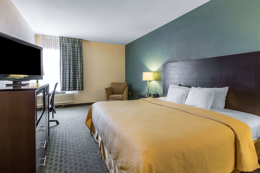 Standard Room, 1 King Bed, Non Smoking - Photo 1