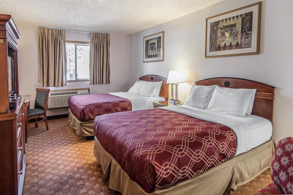 Standard Room, 2 Queen Beds - Photo 7