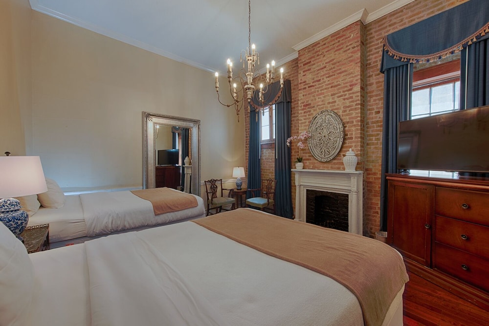 Premium Room, 2 Queen Beds, Non Smoking - Photo 2