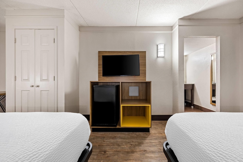 Room, 2 Queen Beds, Non Smoking - Photo 7
