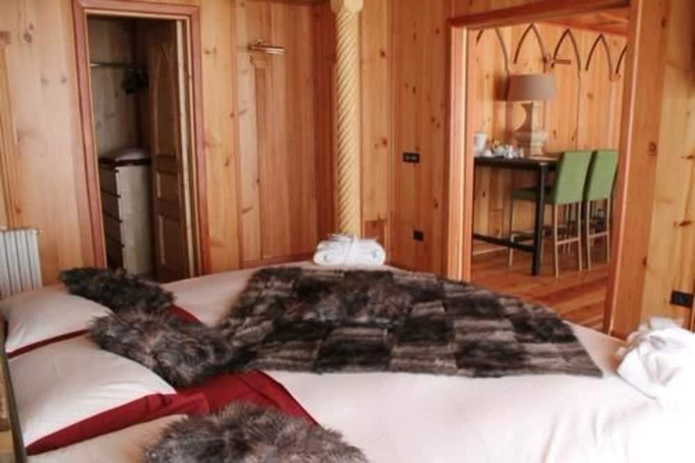 Suite, Fireplace (Torino 2006)