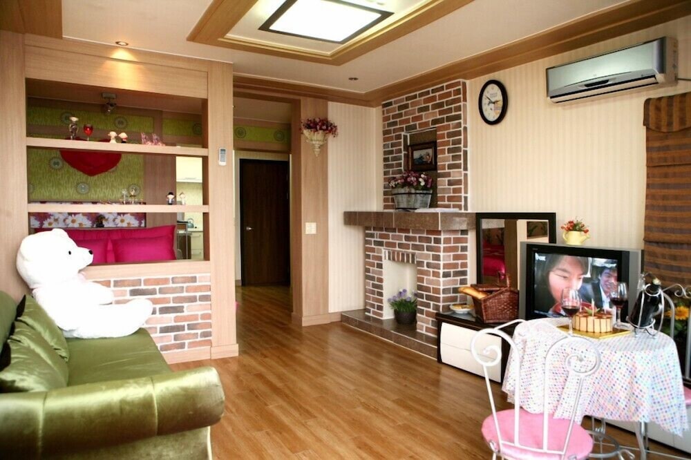 Room (103) photo 1