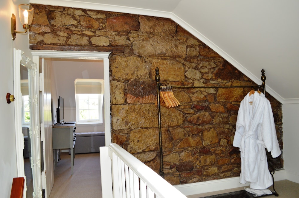 Luxury Cottage, 1 King Bed, Hill View photo 3