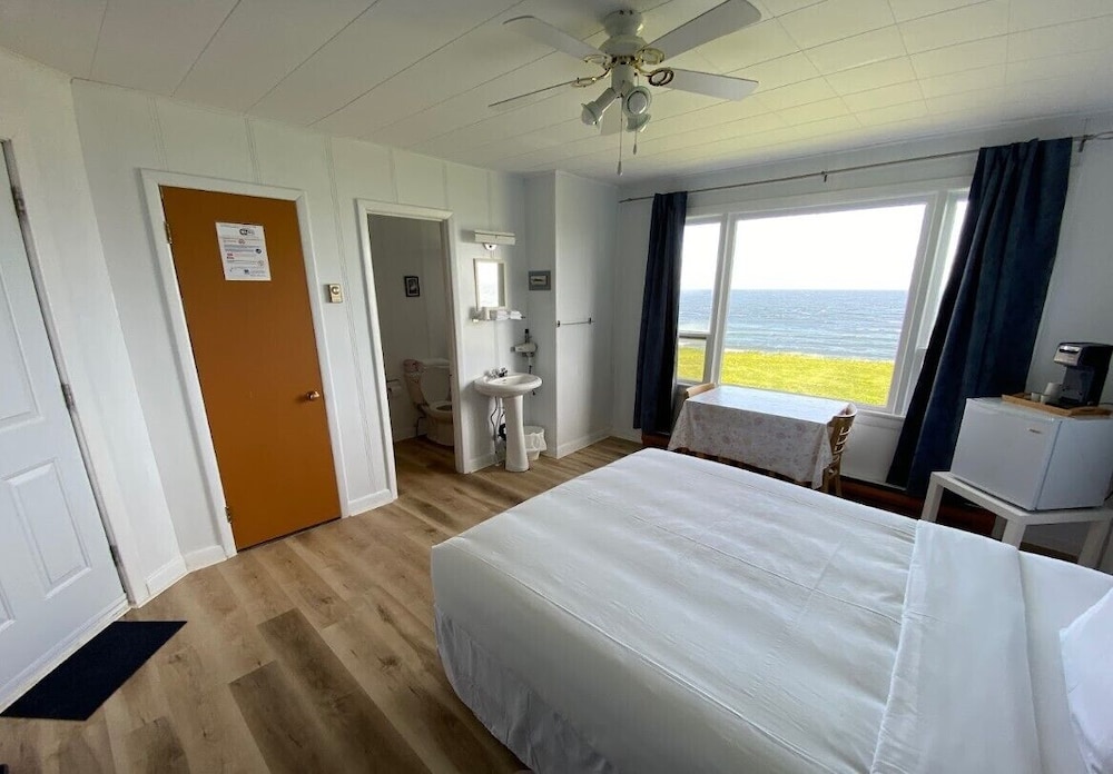Standard Room, 1 Queen Bed, Private Bathroom photo 2