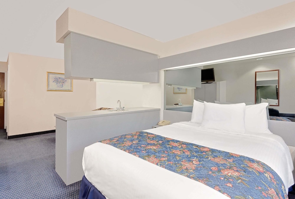 Suite, 1 Queen Bed, Non Smoking photo 1