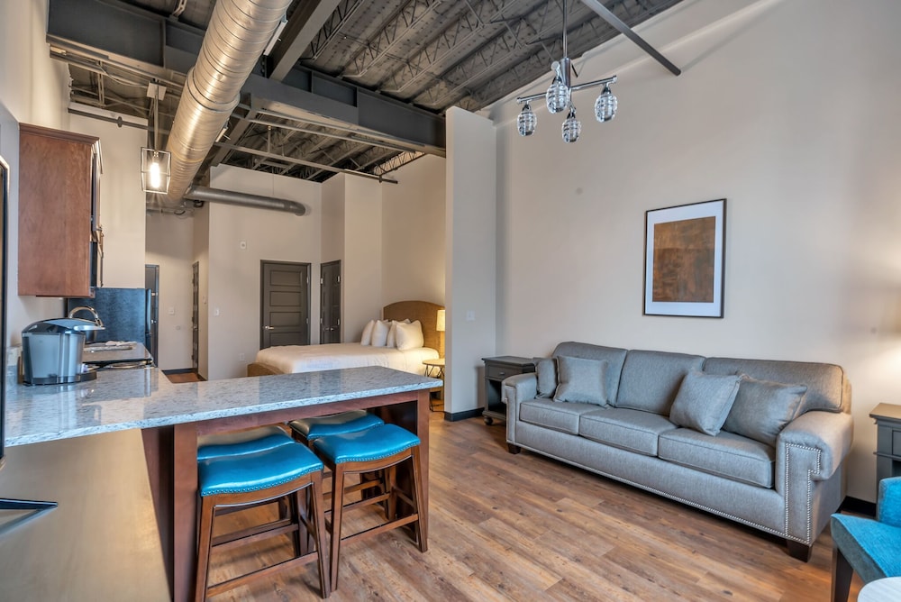 Queen Loft photo 2