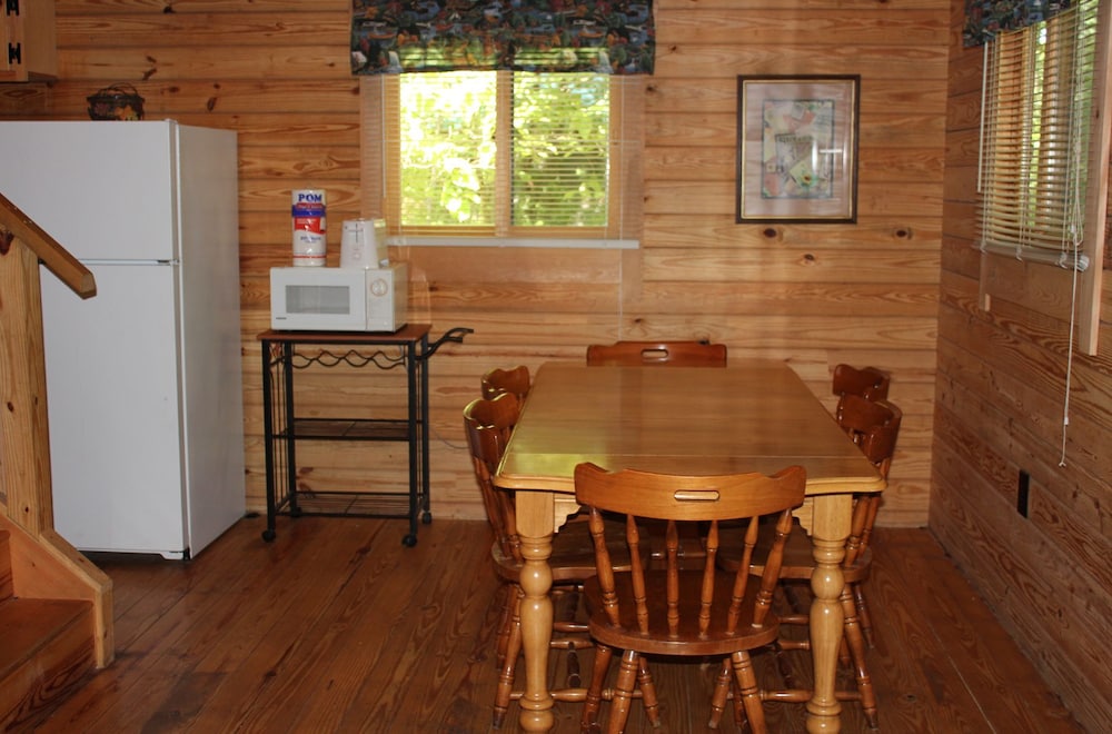 Log Cabin Sleeps 10- No Pets permitted photo 3