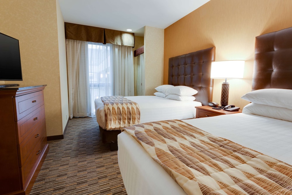 Deluxe Suite, Multiple Beds, Refrigerator & Microwave (Jetted Tub)