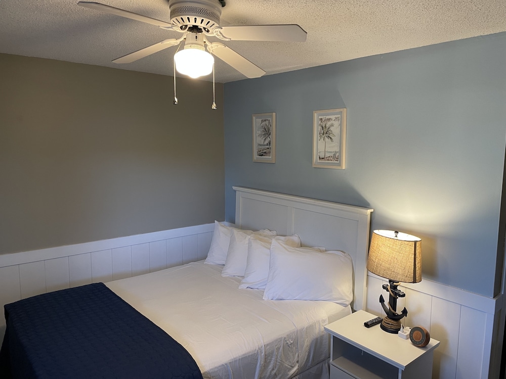 Room, 1 Queen Bed, Lake View (lake front queen room)