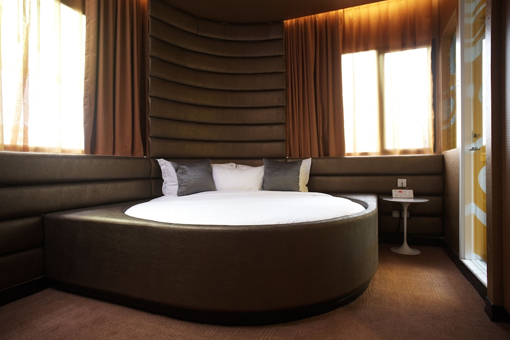 Themed Suite - King Size Round Water Bed photo 3