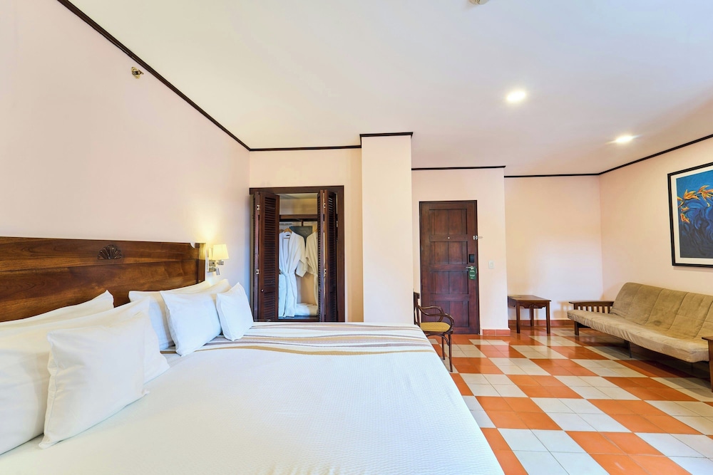 Room, 1 King Bed with Sofa bed, Balcony photo 1