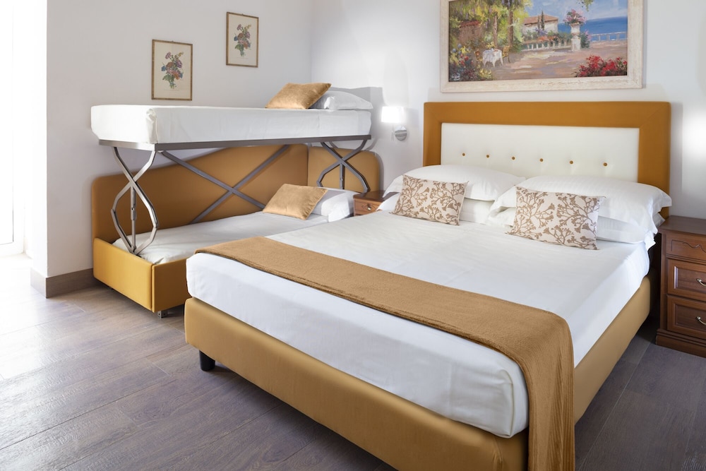 Standard Quadruple Room (4 People) photo 3