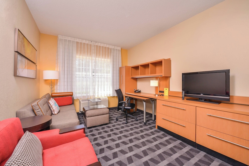 Studio, 1 Queen Bed with Sofa bed (Mobility/Hearing Access, Roll-in Shwr) photo 3