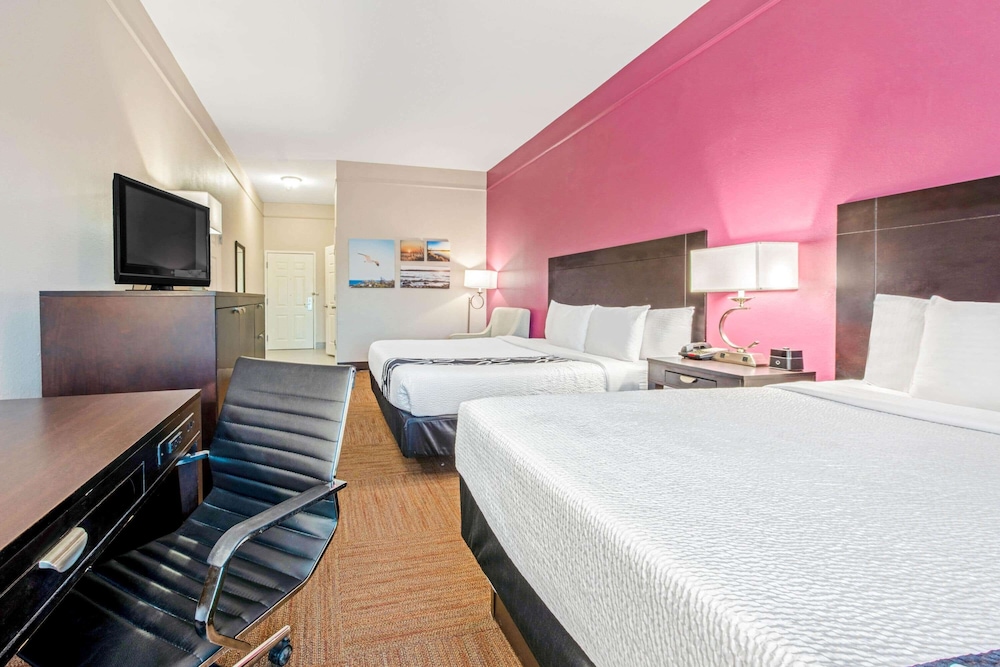 Deluxe Room, Multiple Beds, Non Smoking - Photo 1
