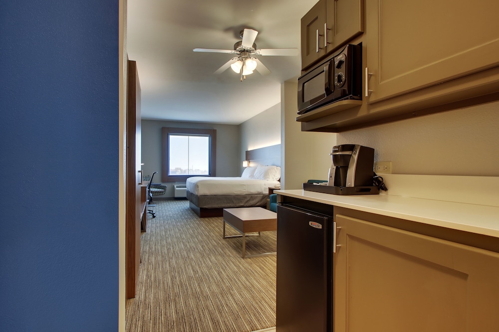 Suite, 1 King Bed, Accessible photo 3
