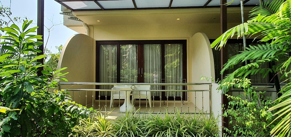 Deluxe Room with Balcony - Photo 6