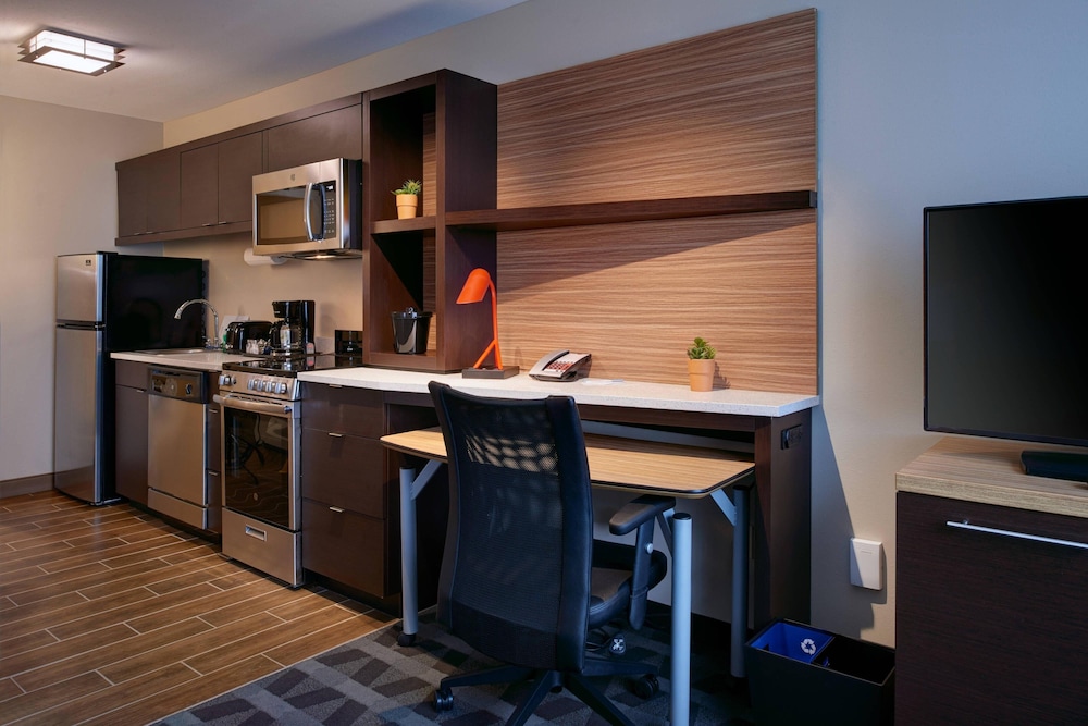 Suite, 1 Bedroom (Mobility/Hearing Accessible, Tub) - Photo 3