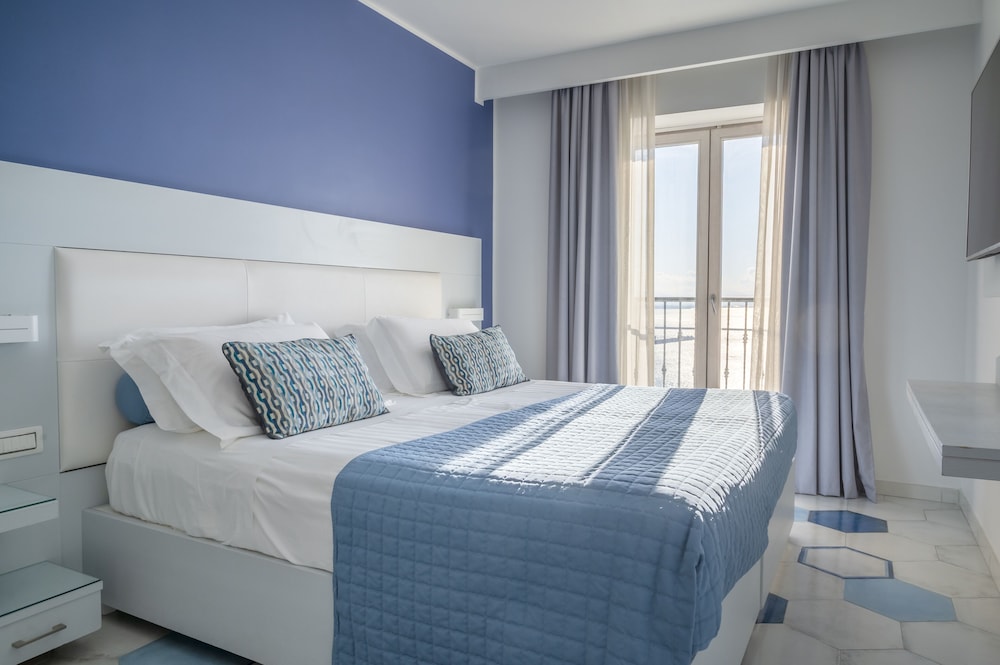 Superior Quadruple Room, Partial Sea View - Photo 3