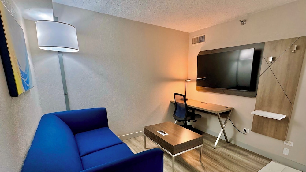 Suite, 1 King Bed - Photo 4