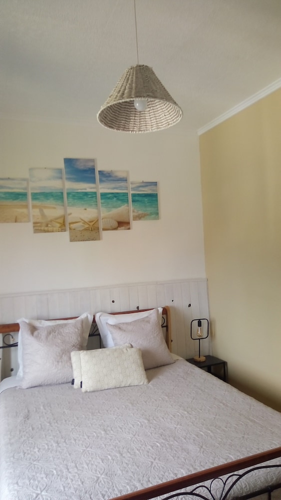Comfort Room, 1 Queen Bed, Balcony, Courtyard View (Océane) photo 1