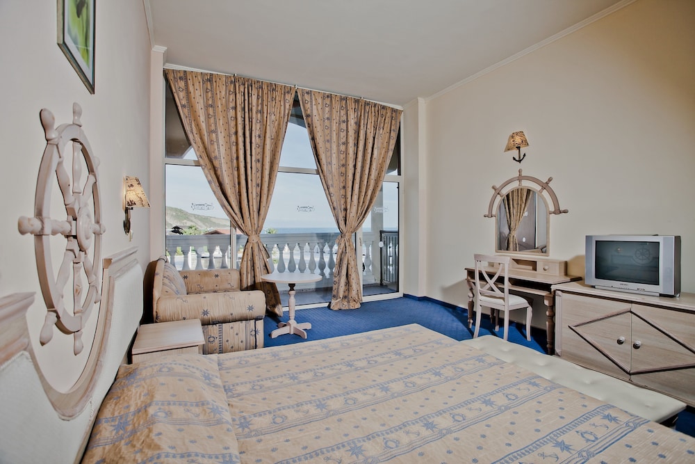 Double Room, Balcony, Sea View photo 2