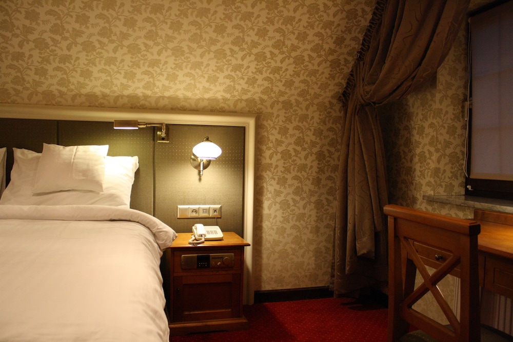 Superior Triple Room, 1 King Bed with Sofa bed, Private Bathroom, City View (Air conditioning) photo 3
