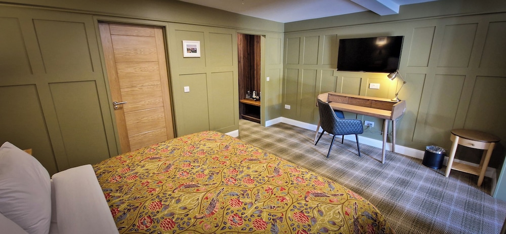 Premium Suite, 1 King Bed, Private Bathroom, Courtyard Area