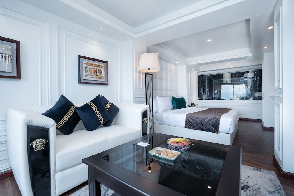 Premium Room with Bathtub - Photo 4