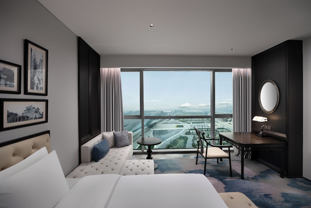 Premier Single Room, 1 King Bed, City View photo 2
