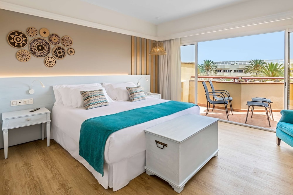 Room, Pool View - Photo 2