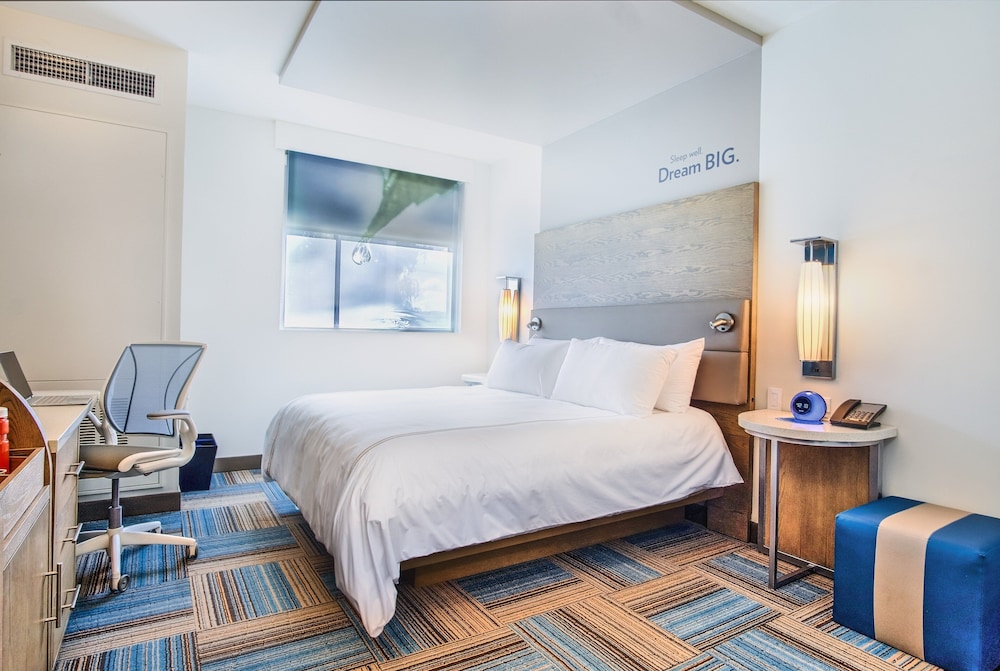 Standard Room, 1 King Bed - Photo 3