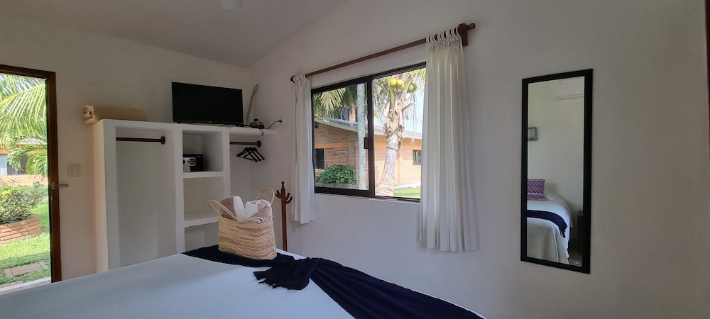 Standard Room, 1 King Bed, Garden View photo 2